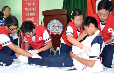 High school students learning how to apply first aid in school (Photo: SGGP)